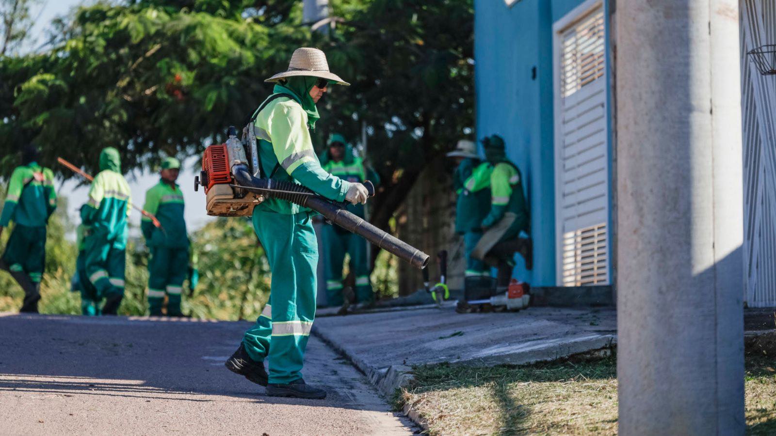 Homem limpando rua