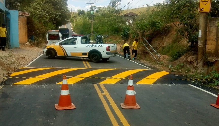 Prefeitura de Campo Limpo Paulista instala lombadas na Estrada de Ivoturucaia