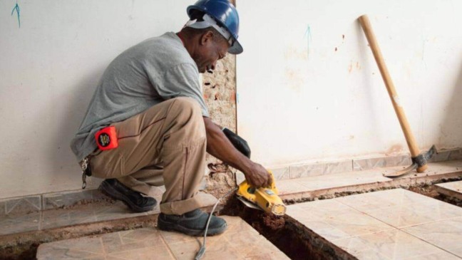 Homem em obra de escola de Itupeva