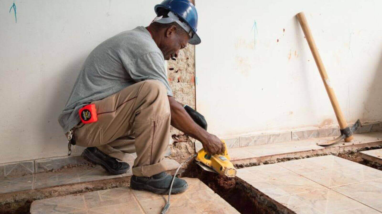 Homem em obra de escola de Itupeva