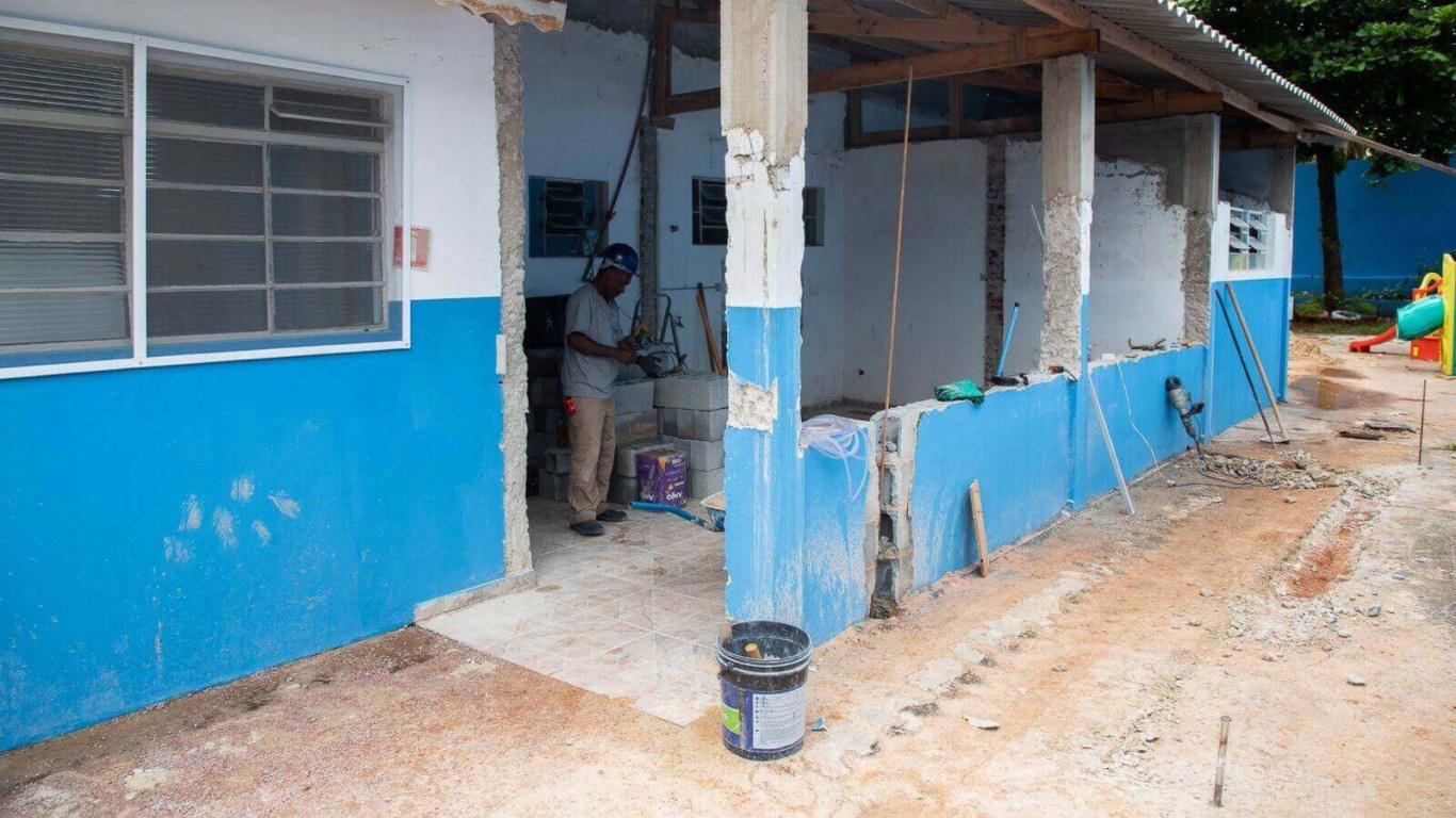 Homem em obra de escola de Itupeva