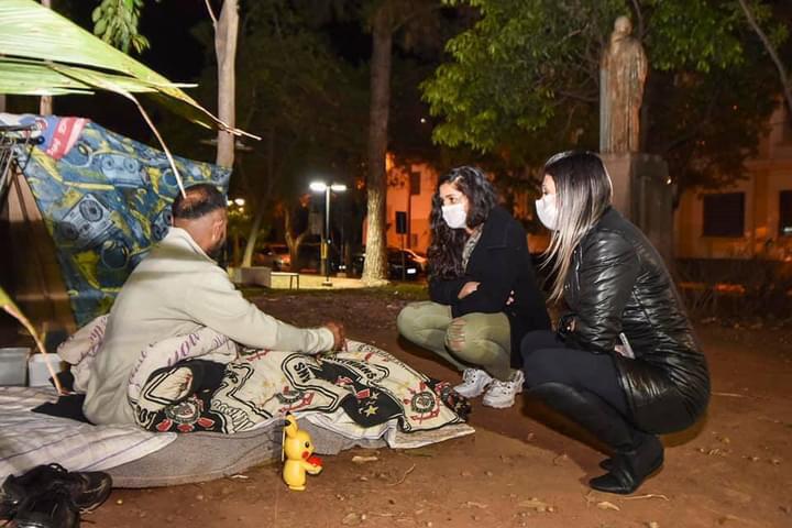 Mulheres abordando homem em situação de rua