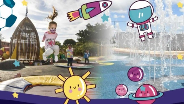 Crianças brincando em parque com desenhos ao redor