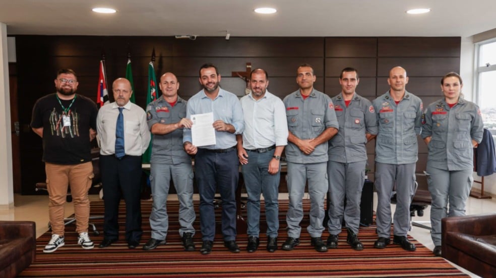 Equipe de Bombeiros com o prefeito Gustavo Martinelli