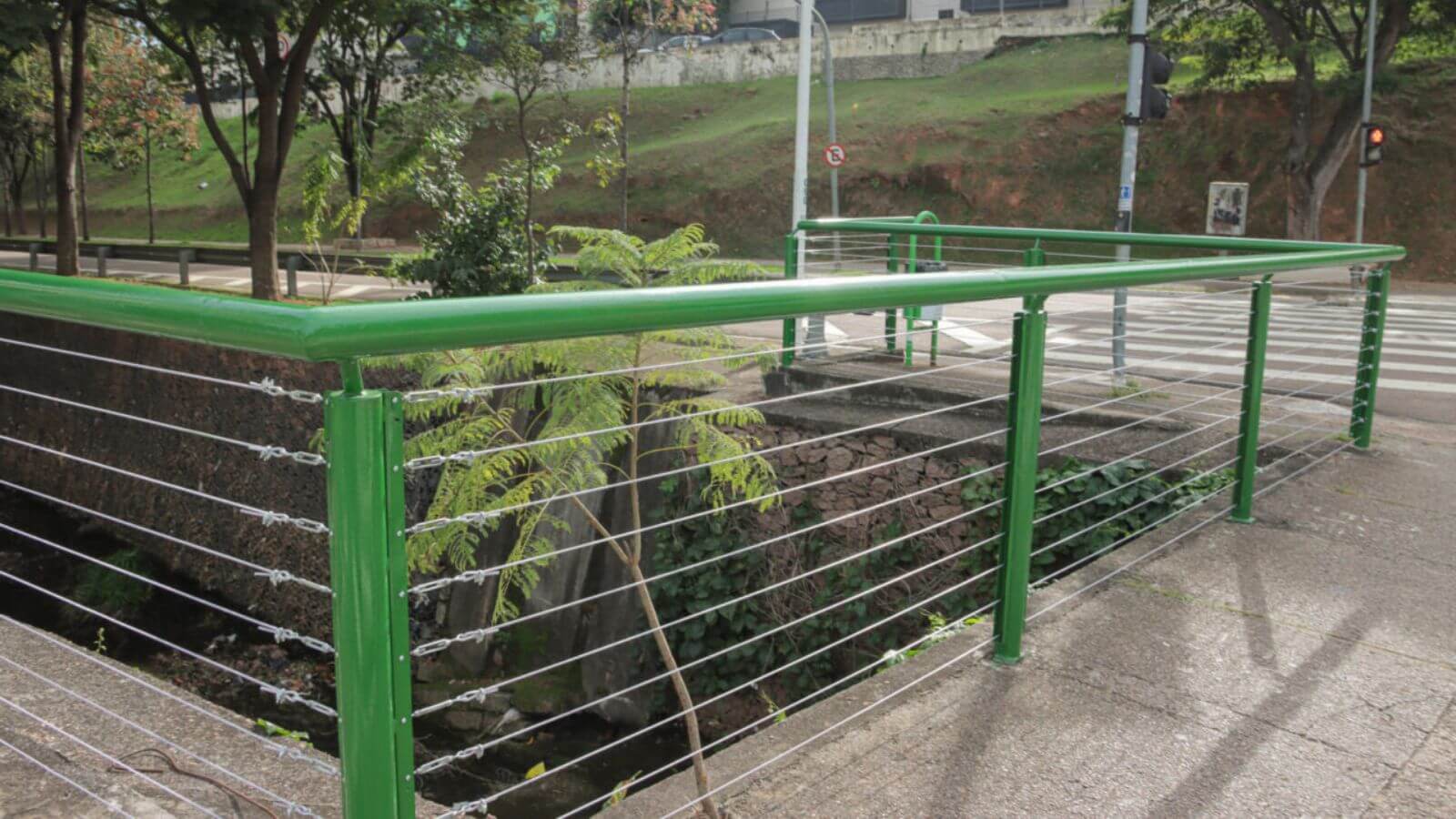 Prefeitura de Jundiaí conclui manutenção de guarda-corpos na Av. Nove de Julho