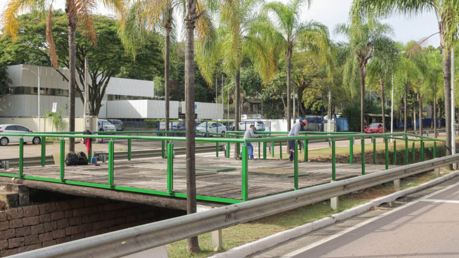 Prefeitura de Jundiaí conclui manutenção de guarda-corpos na Av. Nove de Julho