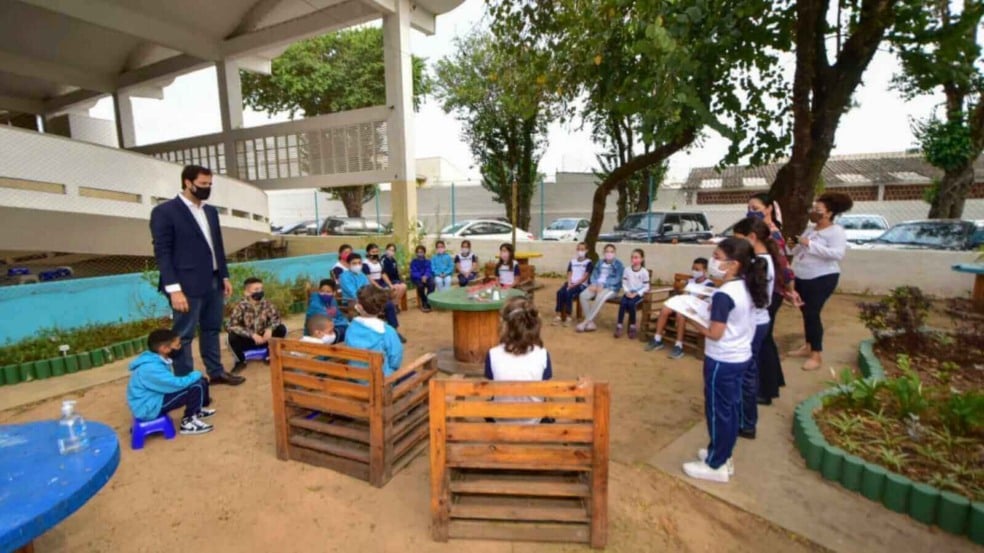 Prefeito Luiz Fernando com alunos de EMEB em Jundiaí