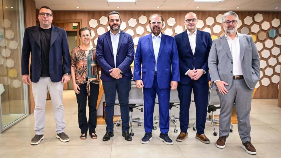 Da esquerda para a direita: Rodrigo Peterneli, gestor do Paulista FC, Rita Orsi, secretária de esportes de Jundiaí; Gustavo Martinelli, prefeito de Jundiaí; Reinaldo Carneiro Bastos, presidente da Federação Paulista de Futebol; Raphael Donadell, presidente do Paulista FC e Gustavo Delbin, diretor jurídico da FPF. Da esquerda para a direita: Rodrigo Peterneli, gestor do Paulista FC, Rita Orsi, secretária de esportes de Jundiaí; Gustavo Martinelli, prefeito de Jundiaí; Reinaldo Carneiro Bastos, presidente da Federação Paulista de Futebol; Raphael Donadell, presidente do Paulista FC e Gustavo Delbin, diretor jurídico da FPF.