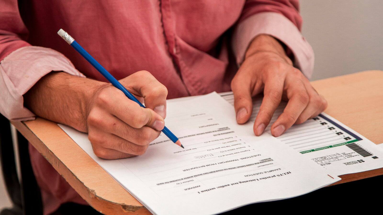 Pessoa fazendo prova