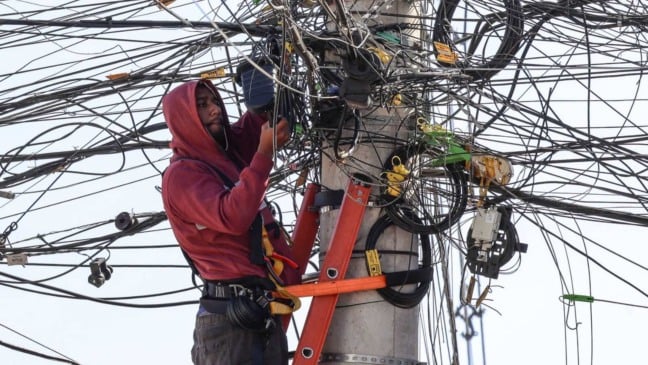 Homem ordenando os fios