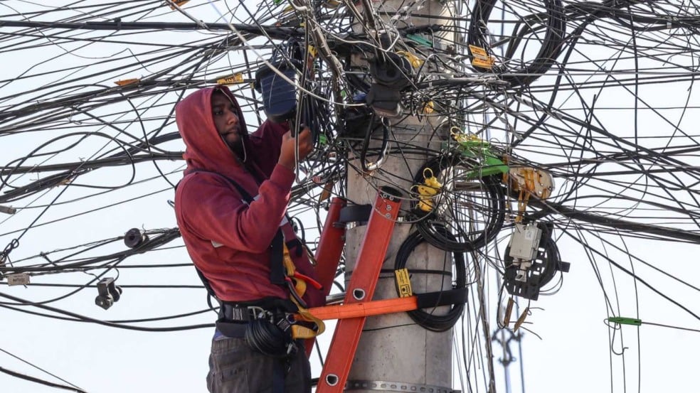 Homem ordenando os fios