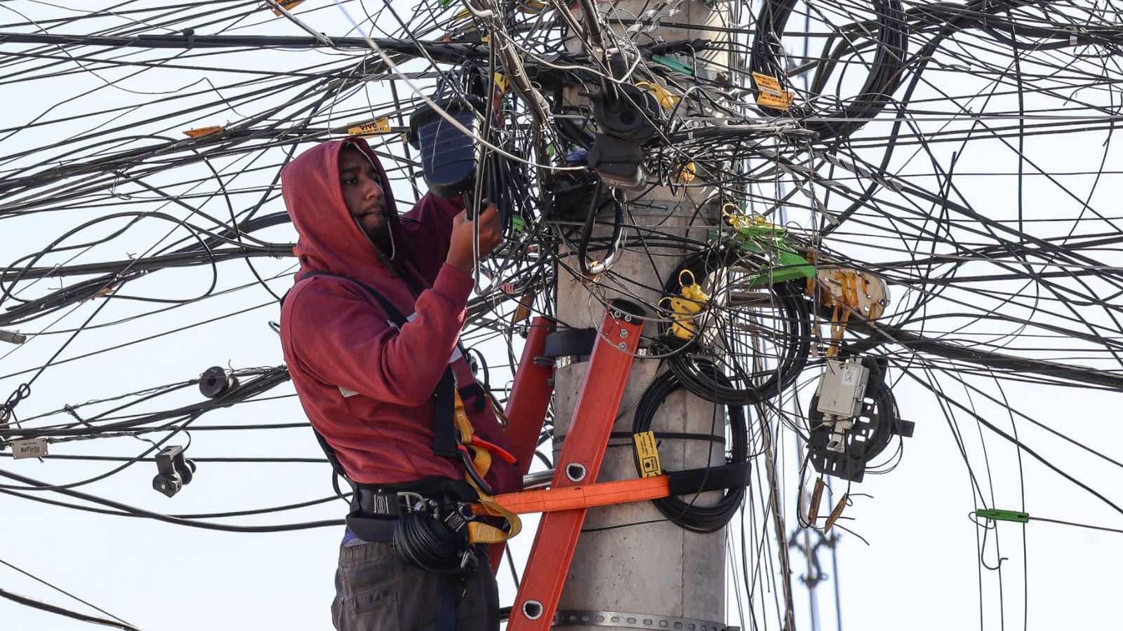 Homem ordenando os fios