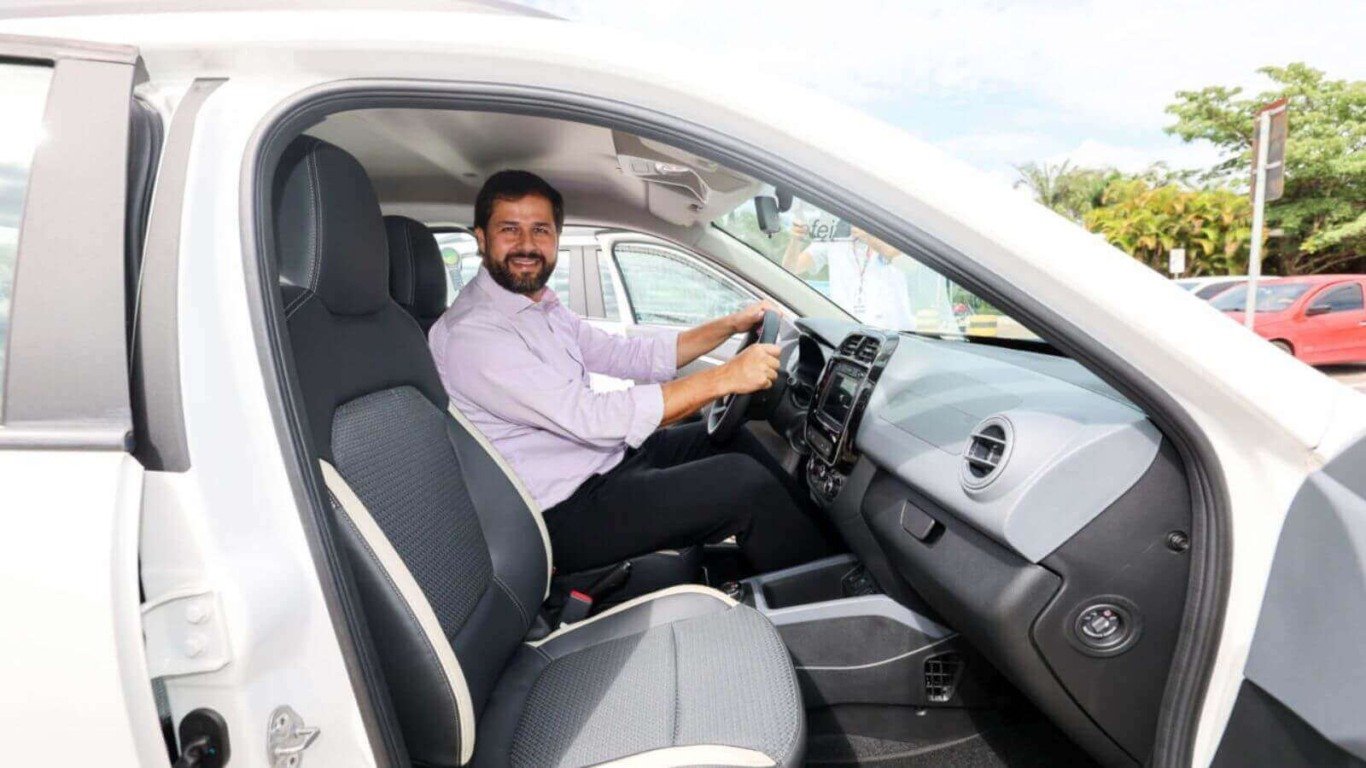 Prefeito de Jundiaí em carro elétrico da frota