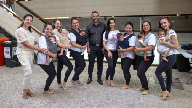 Gustavo Martinelli e servidores com bebês