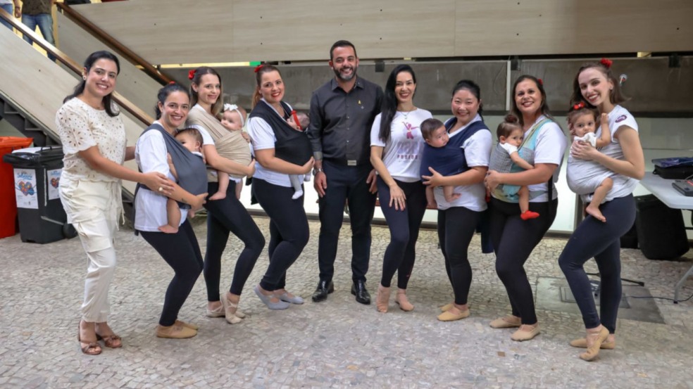 Gustavo Martinelli e servidores com bebês