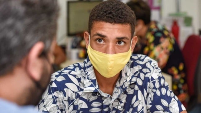 Jovem com máscara amarela