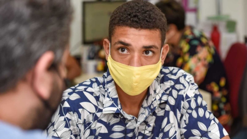 Jovem com máscara amarela