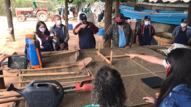 Pessoas em roda, em capacitação de projeto da Prefeitura de Jundiaí