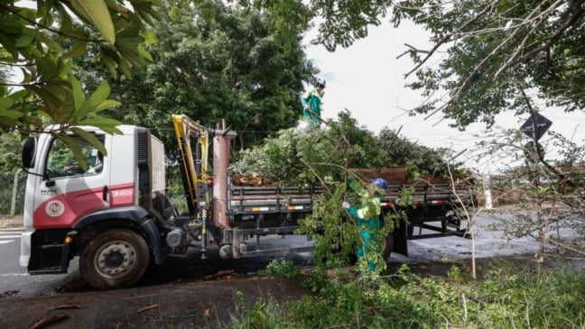 Caminhão fazendo manutenção
