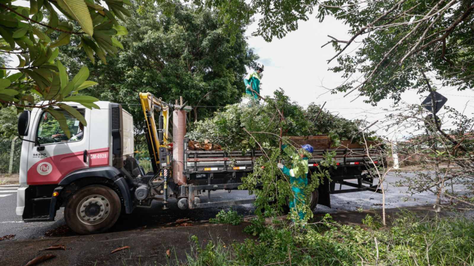 Caminhão fazendo manutenção