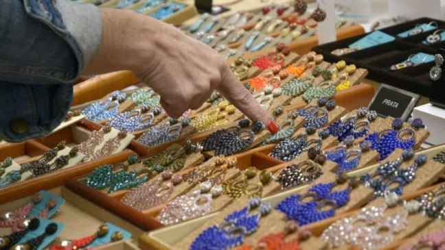 Mesa exposta com bijuterias coloridas