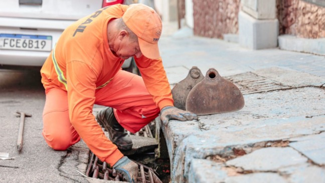 Limpeza de boca de lobo na Rua Benjamim Constant, no Centro