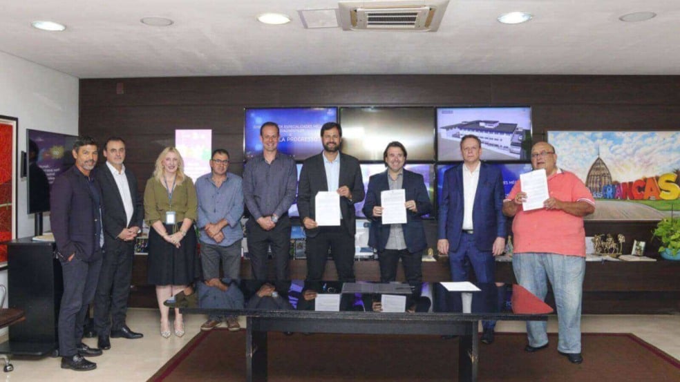 Prefeito de Jundiai assina contrato para continuação de obras