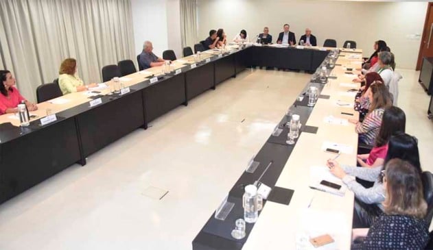 mesa retangular com várias pessoas sentadas durante encontro na prefeitura de jundiaí