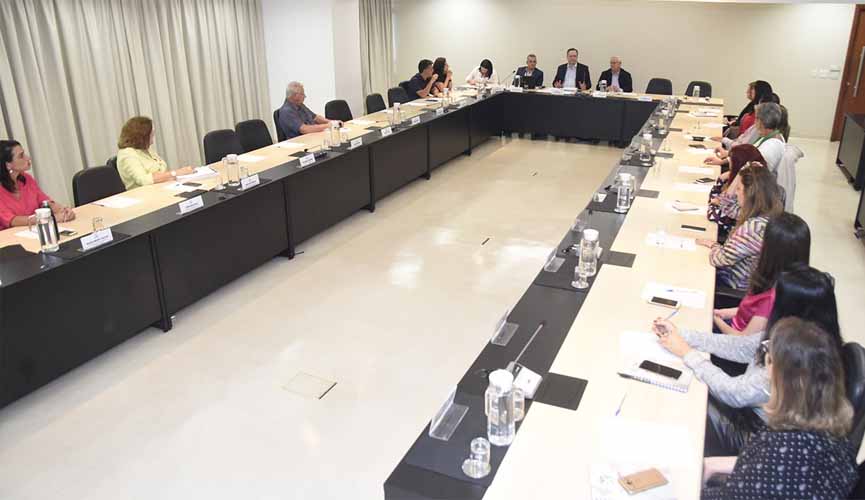 mesa retangular com várias pessoas sentadas durante encontro na prefeitura de jundiaí
