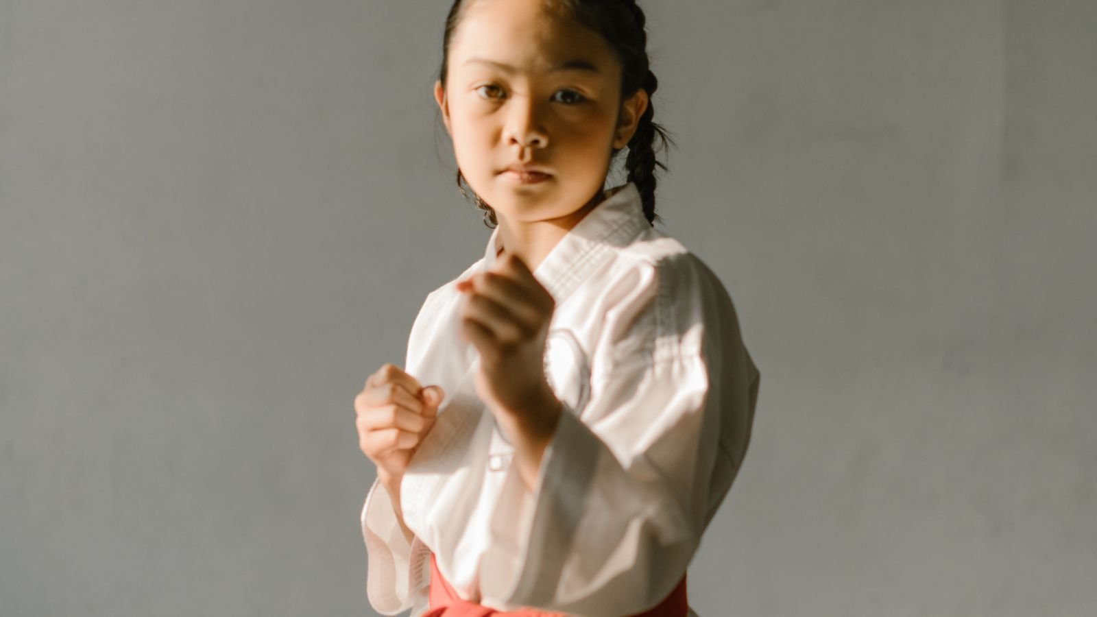 Menina em pose de judô