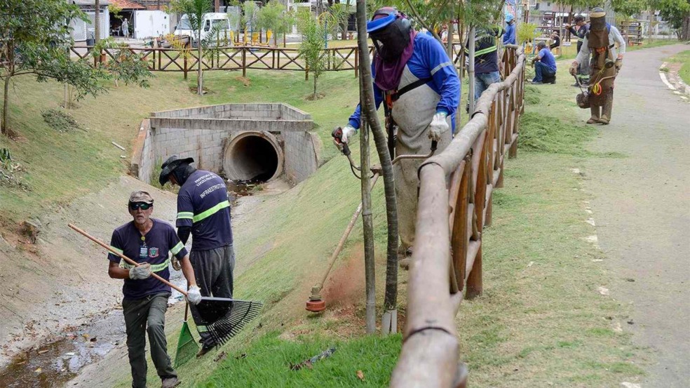 Agentes da prefeitura fazendo limpeza Agentes da prefeitura fazendo limpeza