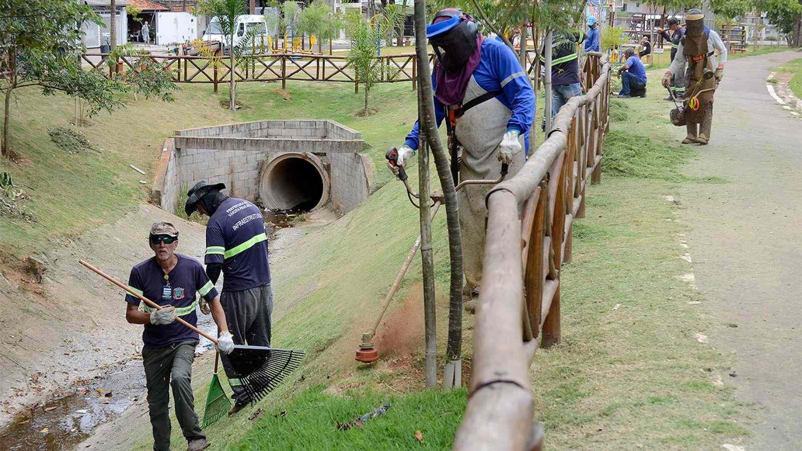 Agentes da prefeitura fazendo limpeza