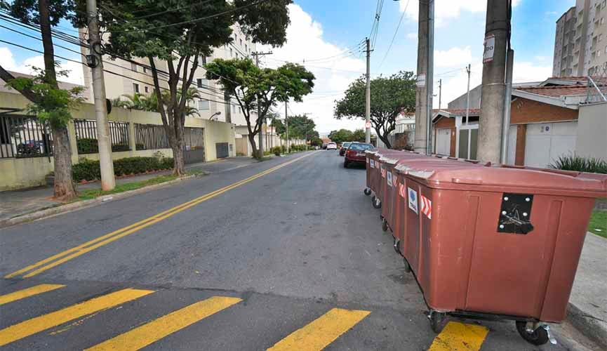 rua com contêineres para lixo instalados no lado direito