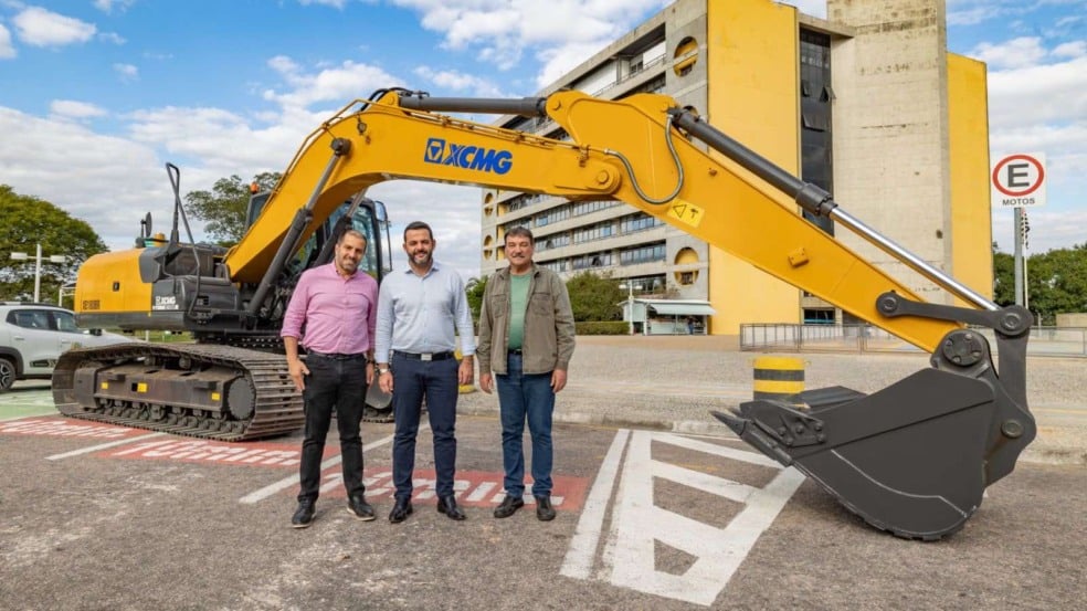 Prefeitura recebe escavadeira hidráulica