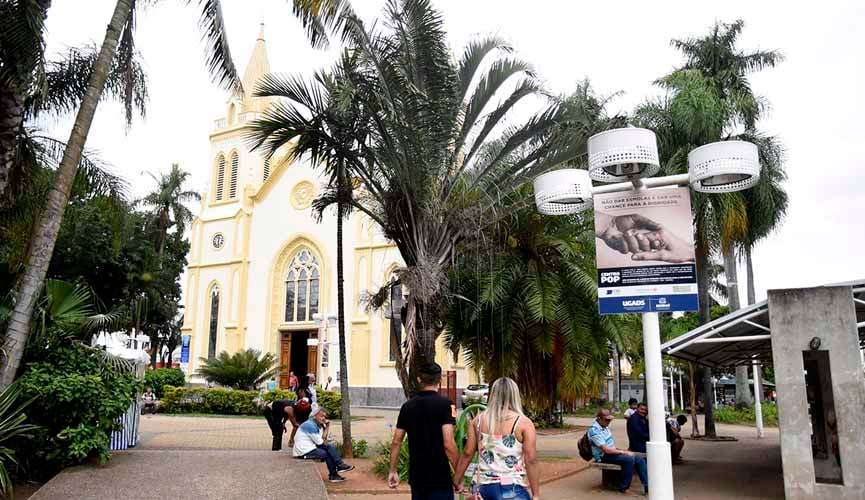 cartaz em poste de praça está escrito 