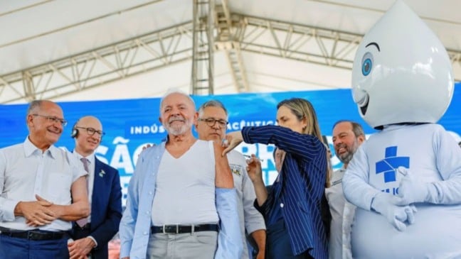 Lula tomando vacina