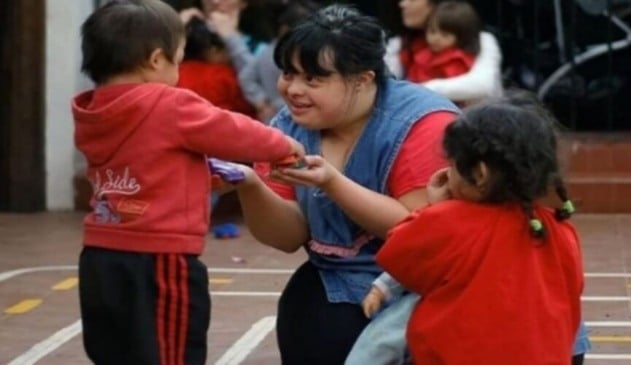 Primeira professora com Down encanta crianças da rede pública na Argentina
