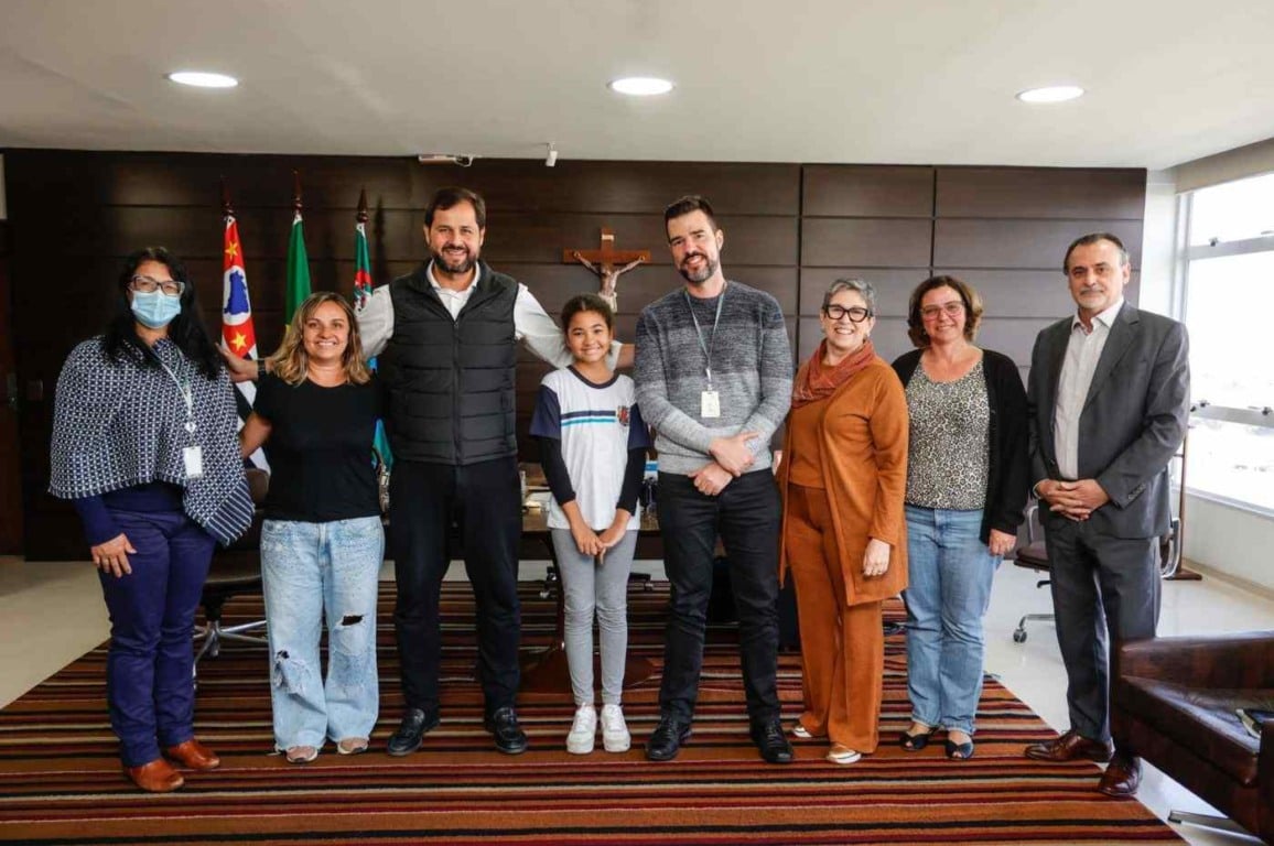 Prefeito de Jundiaí, Luiz Fernando Machado, ao lado de representantes da EMEB Irmã Flórida Mestag e da concessionária Rota das Bandeiras