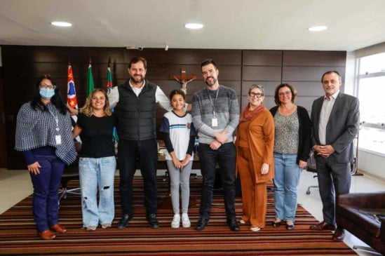 Prefeito de Jundiaí, Luiz Fernando Machado, ao lado de representantes da EMEB Irmã Flórida Mestag e da concessionária Rota das Bandeiras