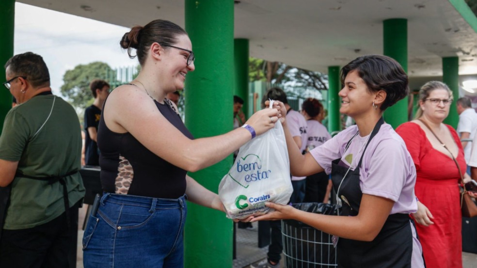 Mulher doando alimento para o FUNSS Mulher doando alimento para o FUNSS