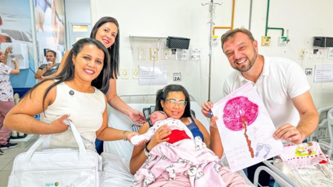 Primeira-dama e prefeito de Itupeva com mãe e filho
