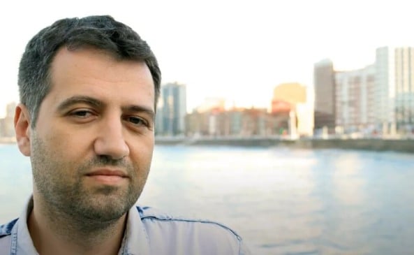 Homem em frente a lago