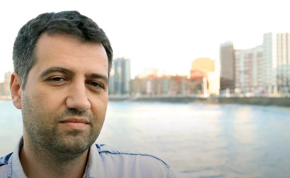 Homem em frente a lago