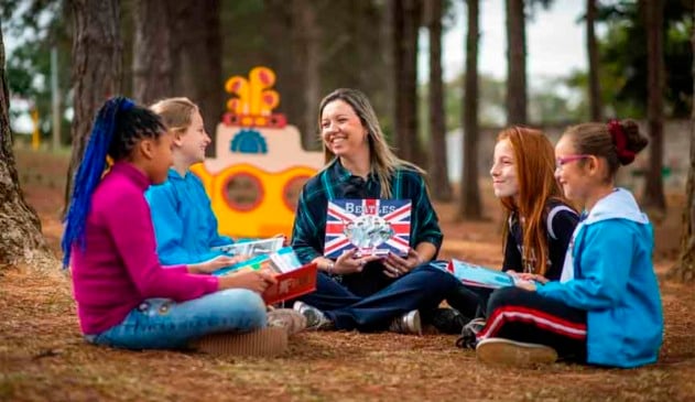 Professora Arabelle, destaque do prêmio 'Educador Nota 10', fala sobre desafios e conquistas da profissão