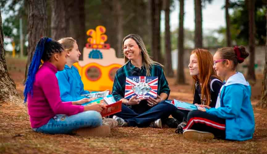 Professora Arabelle, destaque do prêmio 'Educador Nota 10', fala sobre desafios e conquistas da profissão