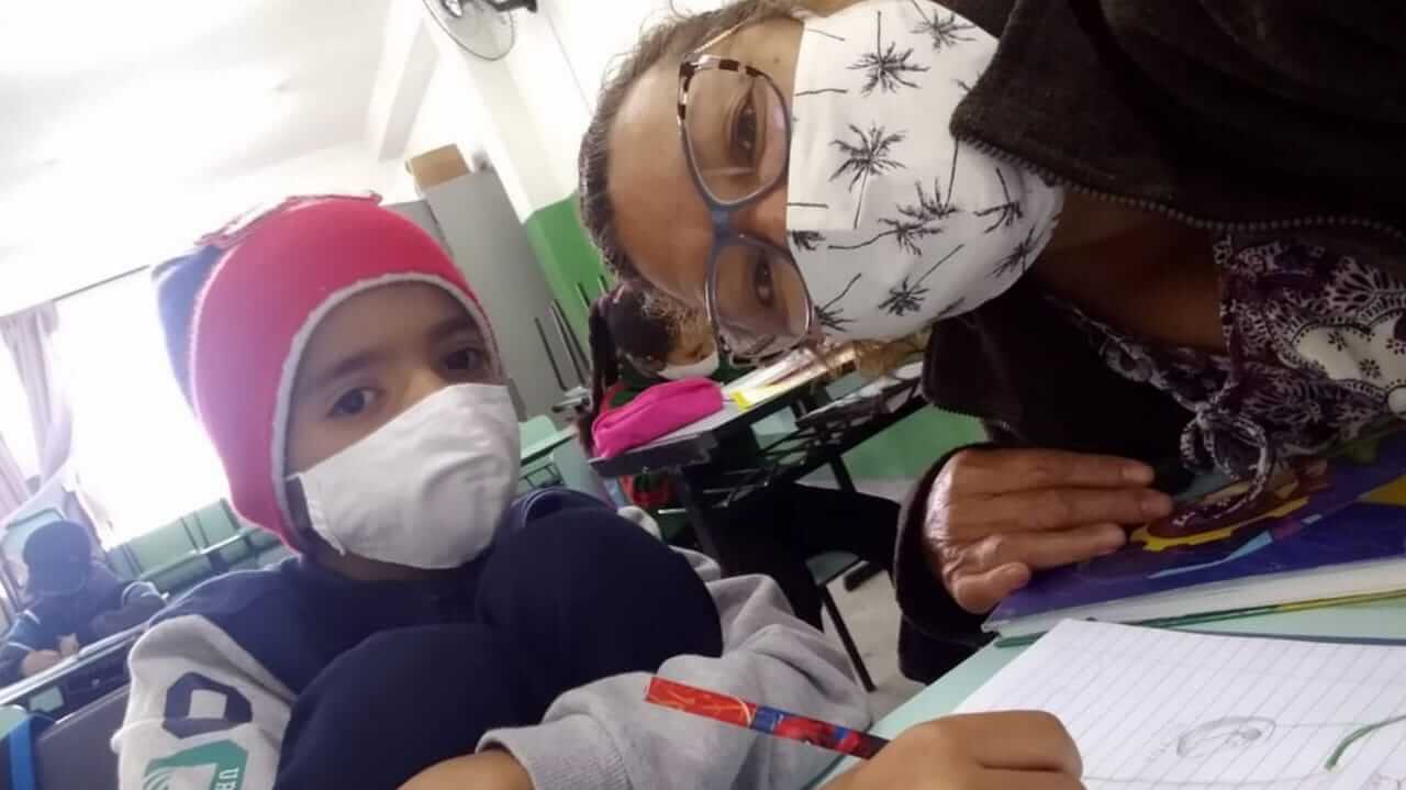 Professora Dilma Rodrigues, de Várzea Paulista, com o aluno Pedro, que tem deficiência auditiva