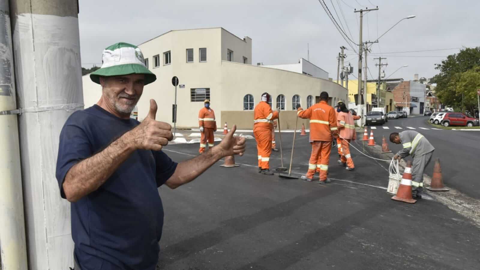 Homens sinalizando ruas asfaltadas em Jundiaí