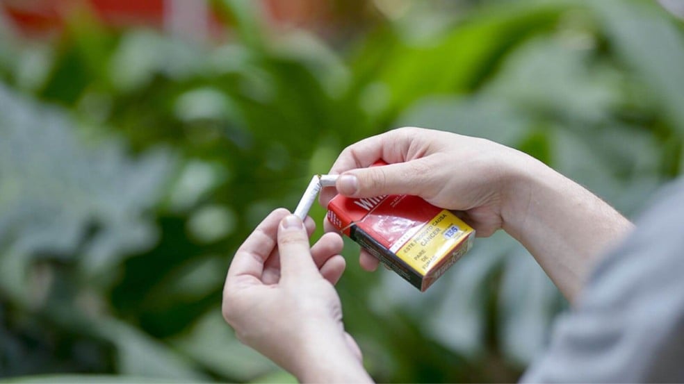 Pessoa quebrando cigarro