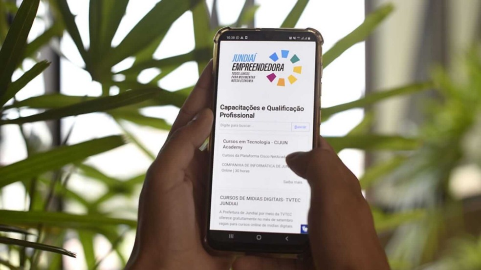 Celular com site da Prefeitura de Jundiaí aberto