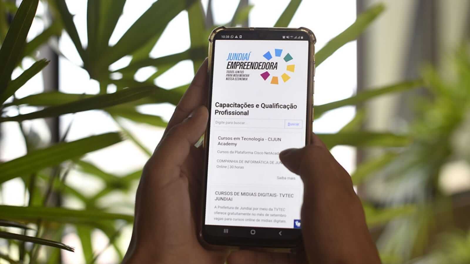 Celular com site da Prefeitura de Jundiaí aberto
